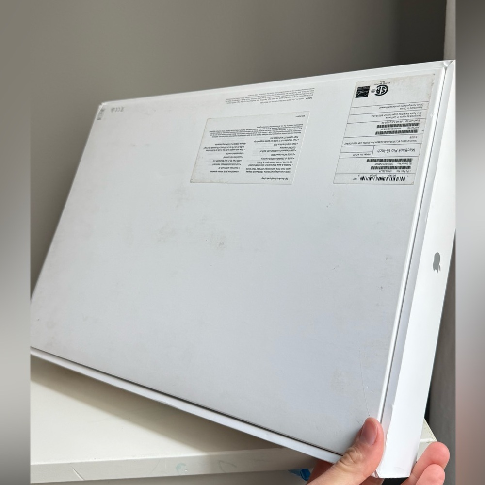 Apple MacBook Pro Packaging Box - Picture 4 of 6